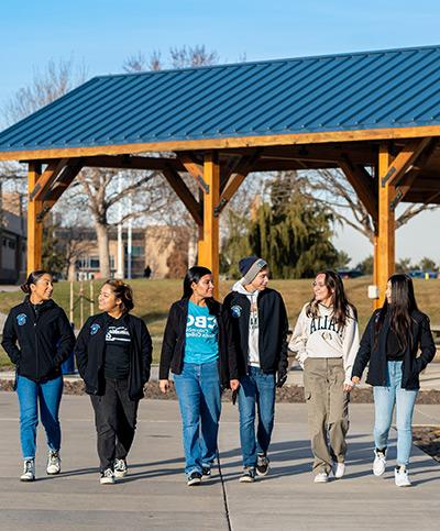 Students walking around 加拿大广播公司's Pasco campus